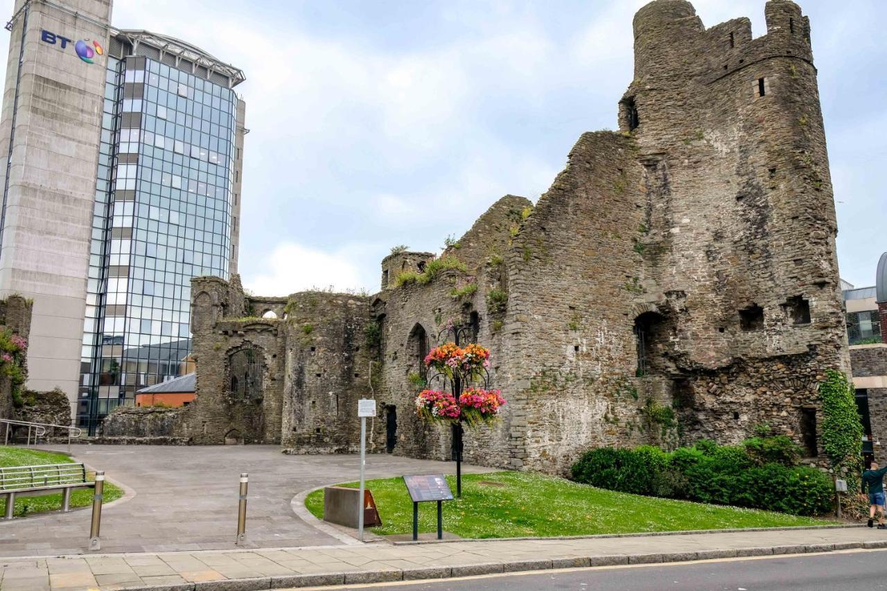 Cwtsh Hostel Swansea Dış mekan fotoğraf Trim Castle