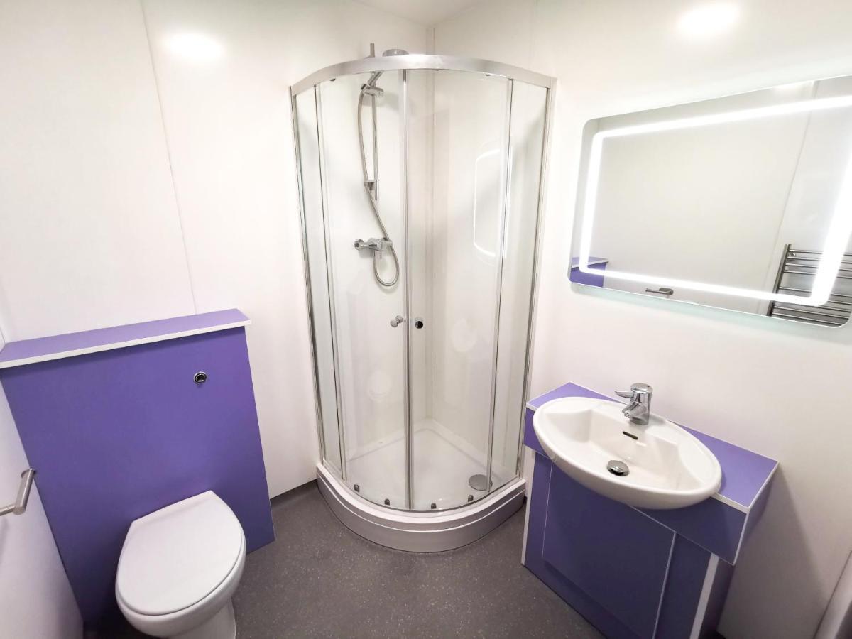 Cwtsh Hostel Swansea Dış mekan fotoğraf A shower cubicle