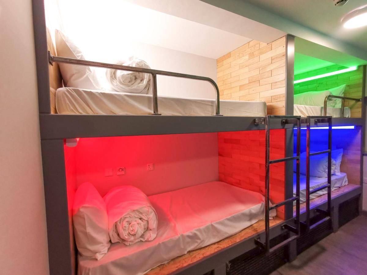 Cwtsh Hostel Swansea Dış mekan fotoğraf A capsule hotel in Tokyo
