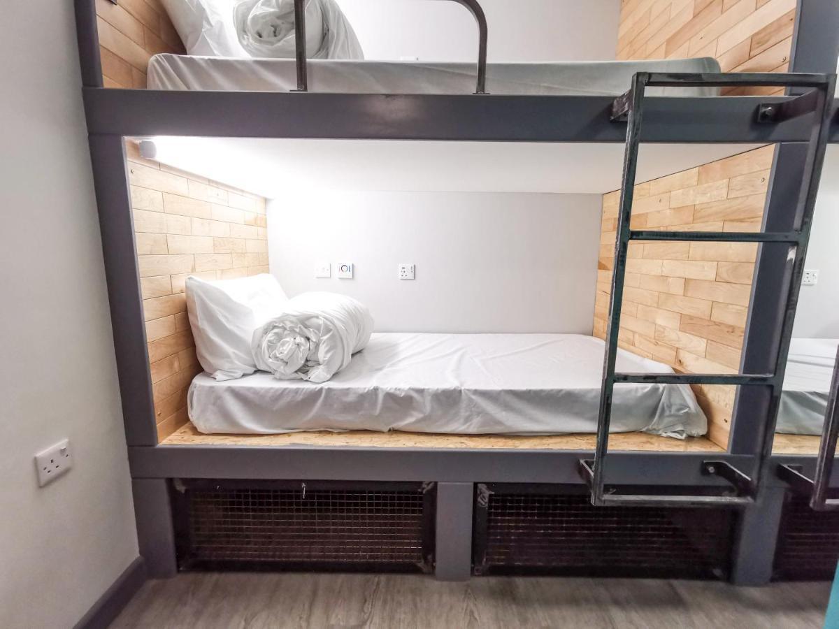 Cwtsh Hostel Swansea Dış mekan fotoğraf A bunk bed in a hostel
