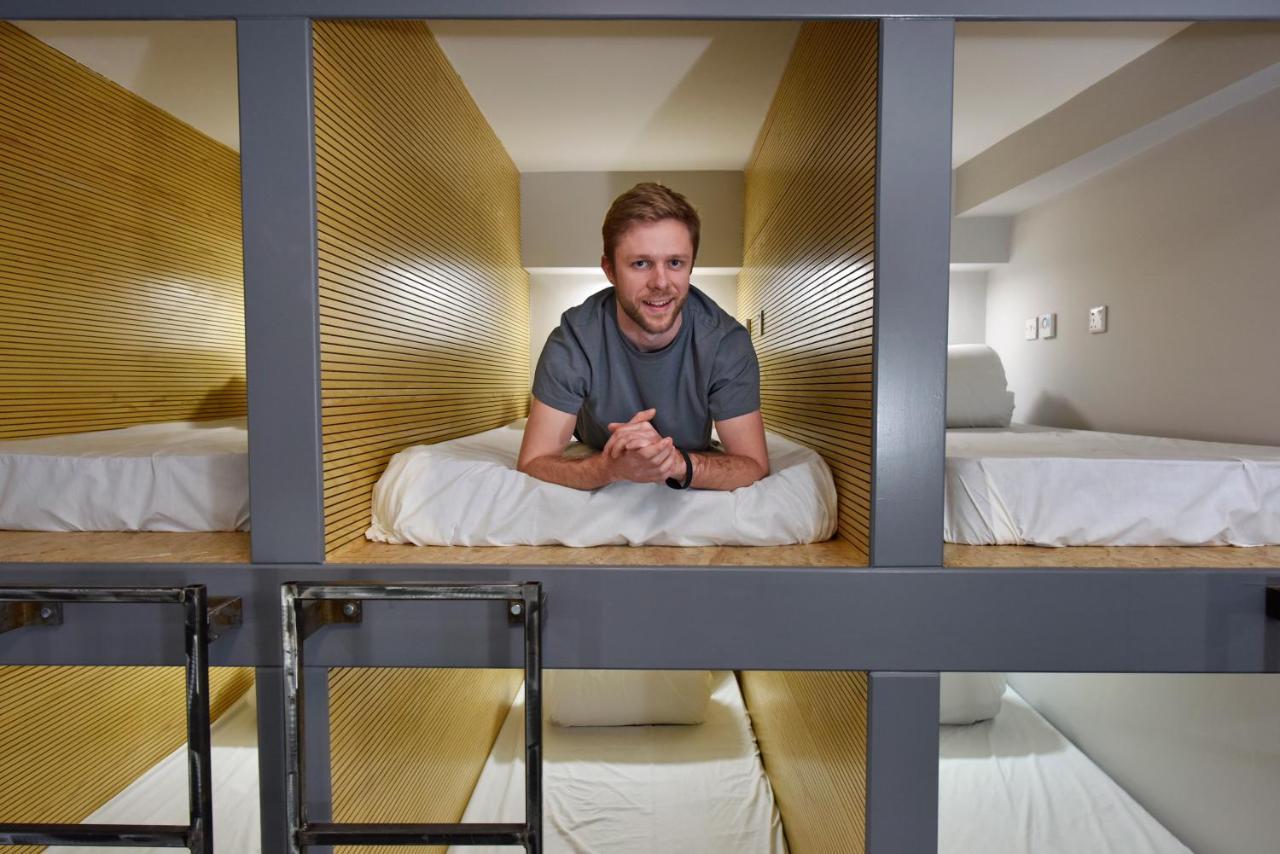 Cwtsh Hostel Swansea Dış mekan fotoğraf A guest in a capsule at the hotel