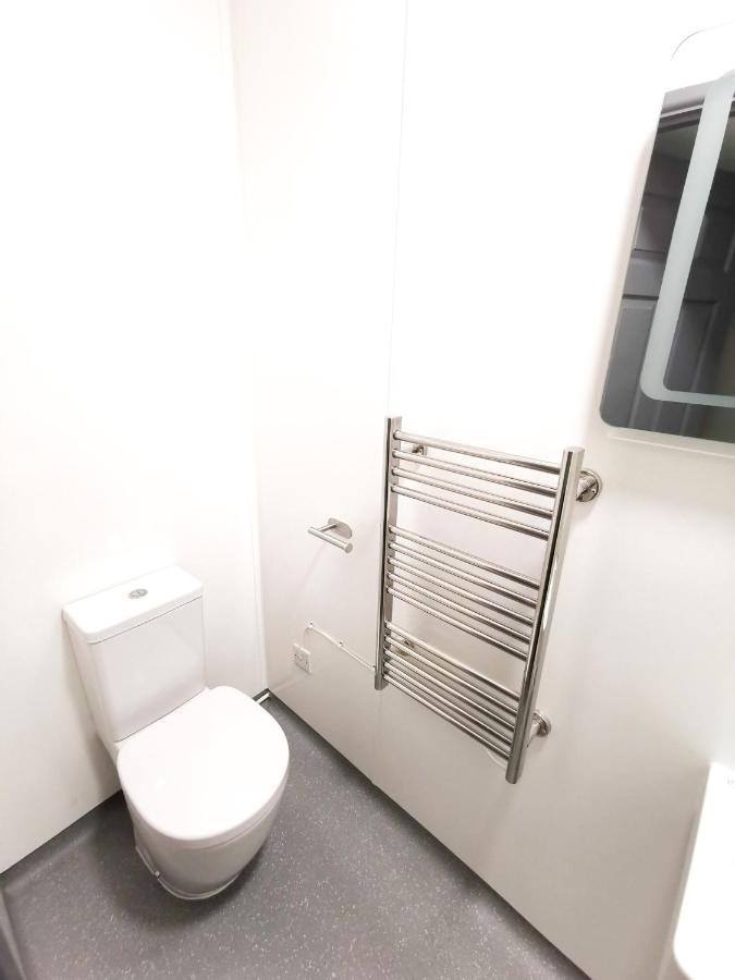 Cwtsh Hostel Swansea Dış mekan fotoğraf A heated towel rail