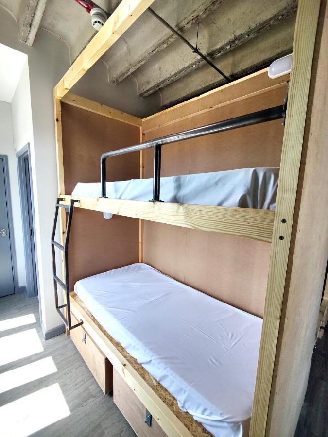 Cwtsh Hostel Swansea Dış mekan fotoğraf Bunk beds in a hostel