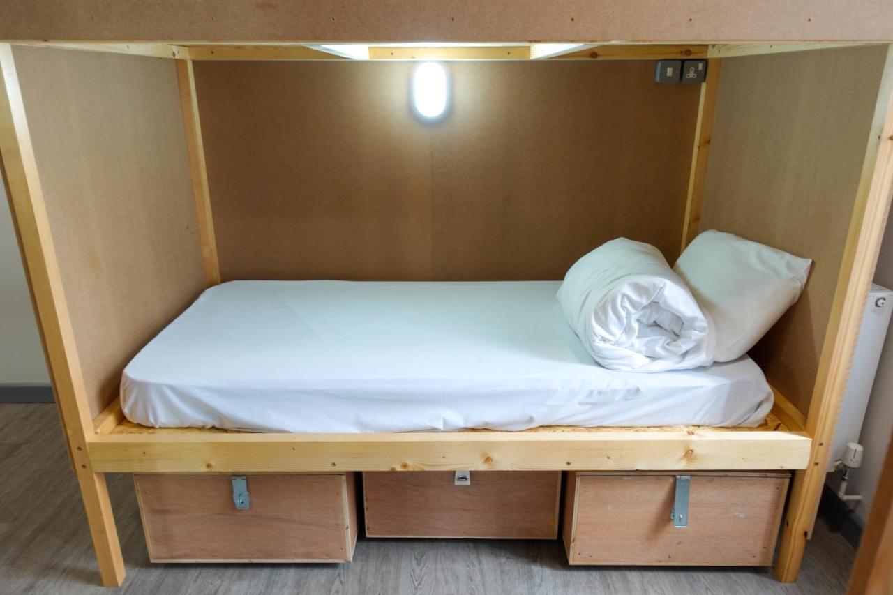 Cwtsh Hostel Swansea Dış mekan fotoğraf A bunk bed with storage boxes