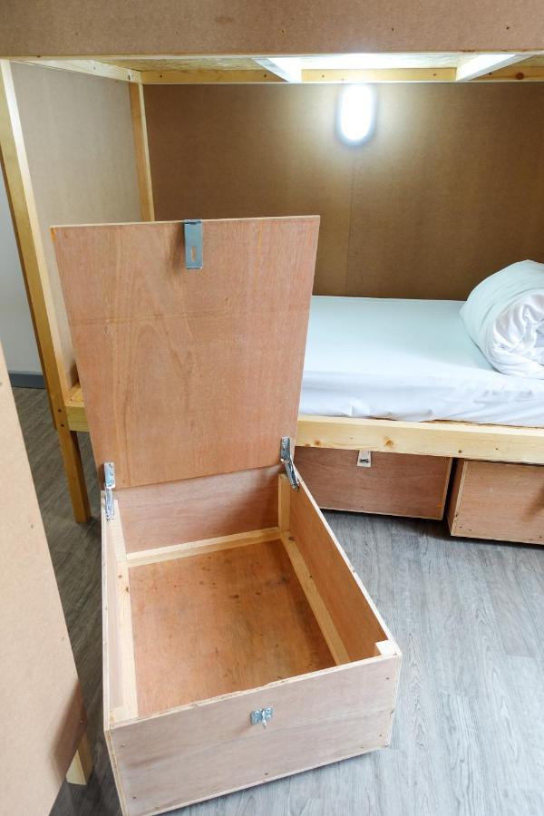 Cwtsh Hostel Swansea Dış mekan fotoğraf A storage box