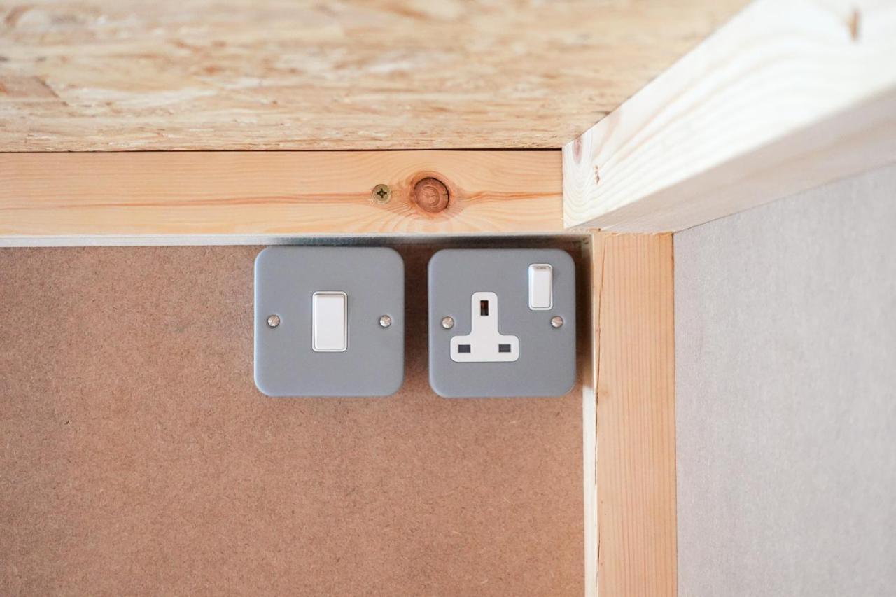 Cwtsh Hostel Swansea Dış mekan fotoğraf A UK light switch and socket